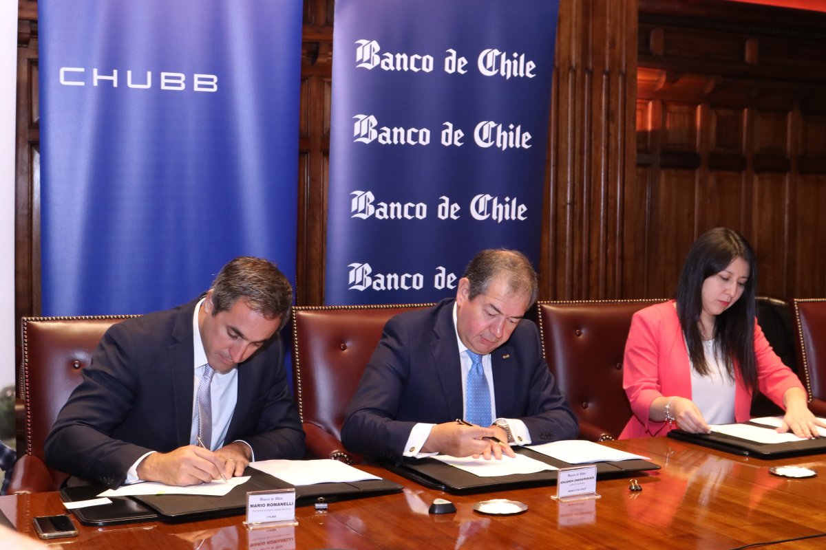 <p>Mario Romanelli, gerente general Chubb Seguros Chile S.A., Eduardo Ebensperger, gerente general Banco de Chile y Michelle Lozano, gerente de operaciones de Chubb. </p>