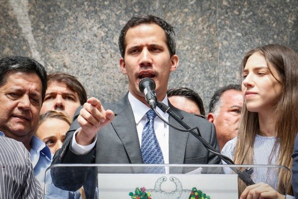 Fiscalía de Venezuela pide prohibición de salir del país y vender bienes para presidente interino Guaidó