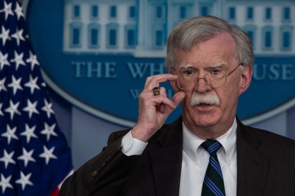 Consejero de EEUU amenaza a Maduro con “Guantánamo” si no abandona pronto el poder