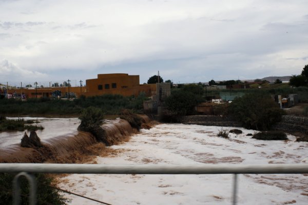 <p>Temporal en el norte: grandes mineras paralizan faenas y aerolínea ofrece cambiar vuelos de este fin de semana</p>