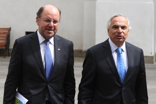 Gobierno refuerza presencia en zona de incendios con ministros Chadwick y Moreno
