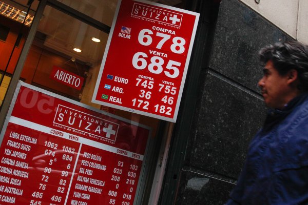 ¿Por qué el dólar en las casas de cambio no cae tanto como en el mercado interbancario?