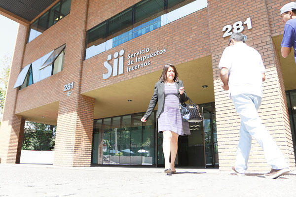 <p>Se agudiza polémica en los seguros de vida con ahorro: SII va a la Corte y afirma que “no ha establecido un nuevo tributo”</p>