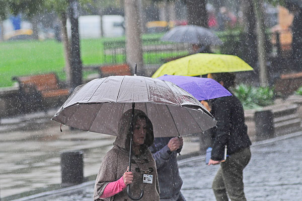 <p>¿Sacamos los paraguas? Fenómeno de El Niño llega a Chile y permanecería hasta mayo</p>