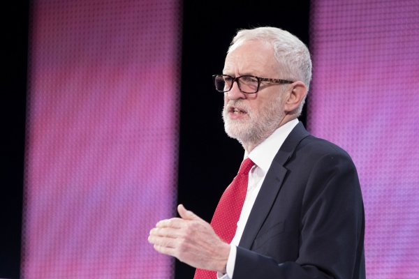 Reino Unido: Siete laboristas dejan el partido en protesta por el liderazgo de Corbyn