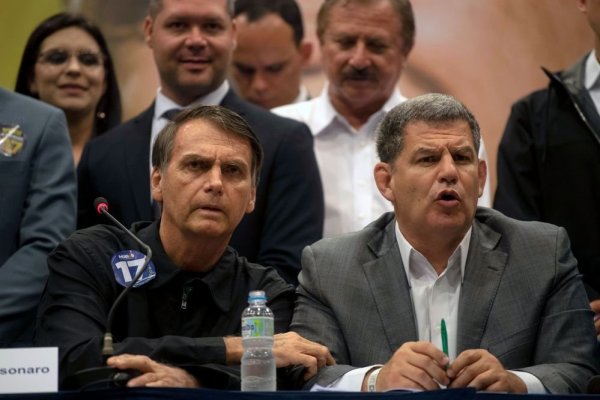 Bolsonaro despide a ministro de confianza salpicado por polémica de financiación electoral
