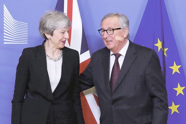 May intentó revitalizar las negociaciones del Brexit en visita a Bruselas