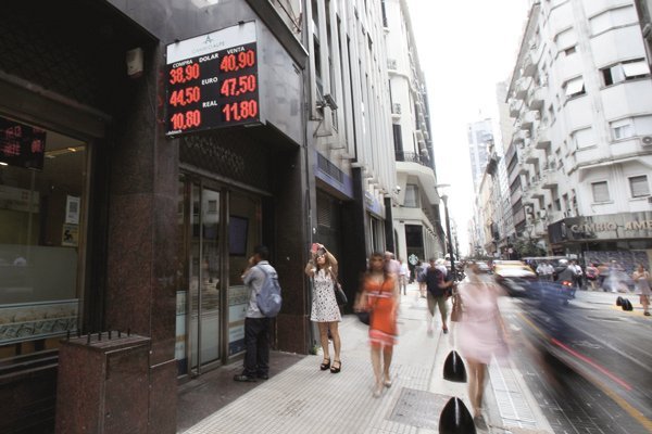Peso argentino corta extensa racha perdedora, pero mercado todavía ve oscuro el horizonte