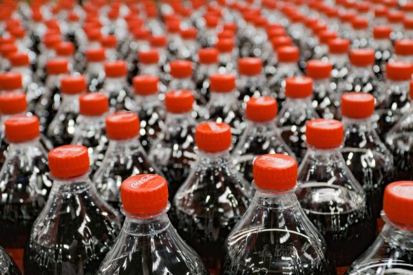 Bebidas "low cost" sacan ventaja frente a la caída de ventas de Coca-Cola y Pepsi en Argentina