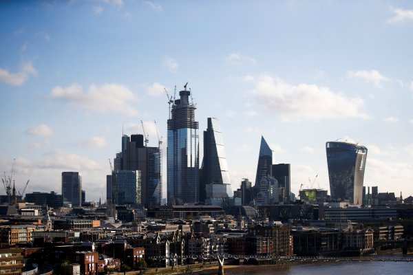 Empresas aceleran planes de salida del Reino Unido a casi un mes de que se concrete el Brexit