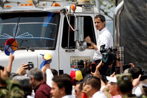 Juan Guaidó ya se dirige con la ayuda humanitaria a Venezuela de forma "pacífica pero firme"