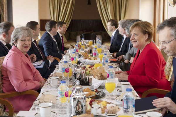 May aplaza votación sobre el Brexit para el 12 de marzo para buscar más apoyo a su plan