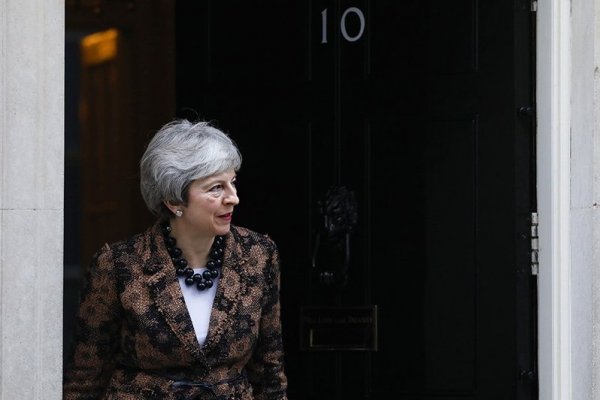 Theresa May abre la puerta, por primera vez, a un retraso del Brexit y la libra se dispara