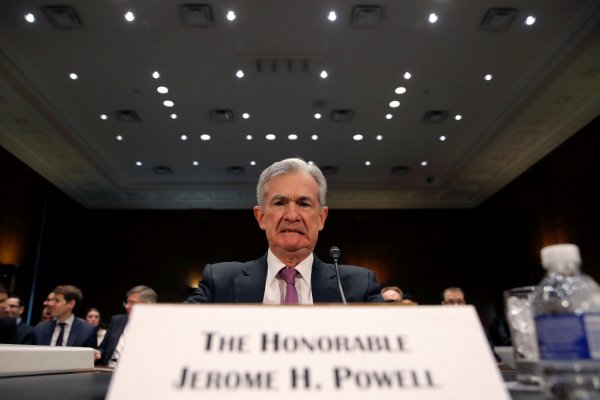 Powell de la Fed apunta a solidez de EEUU, pero advierte efecto de riesgos externos