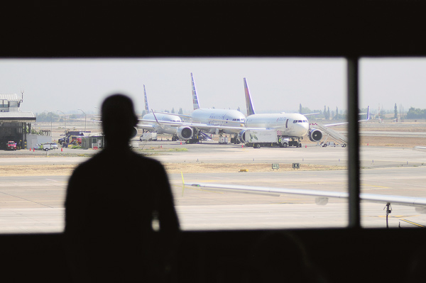 DGAC evalúa subir operaciones por hora del aeropuerto, pero aerolíneas cuestionan impacto real de la medida