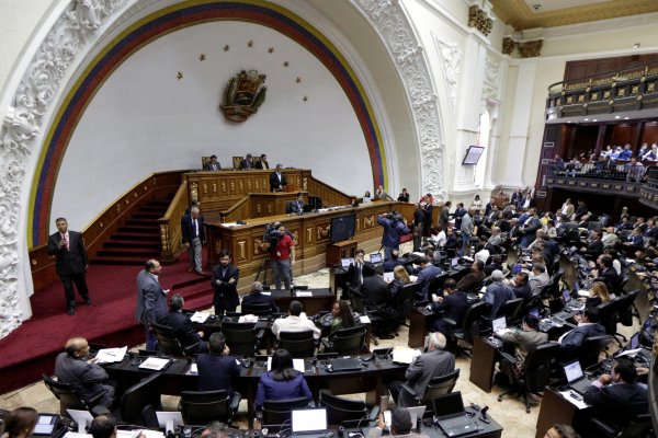 Grupo del régimen intenta tomar de forma violenta el Parlamento venezolano