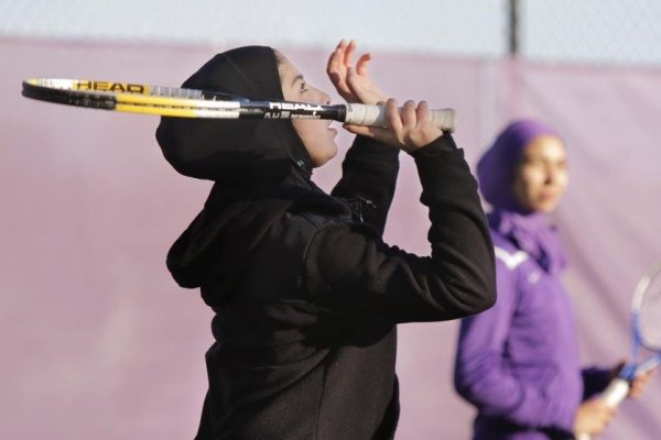 Polémico ‘velo islámico deportivo’ no se venderá en Decathlon tras lluvia de amenazas en Francia