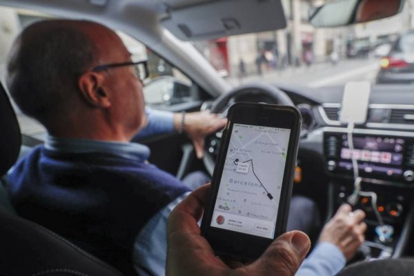 <p>Francia, el primer país en regular el ámbito de acción de Uber</p>
