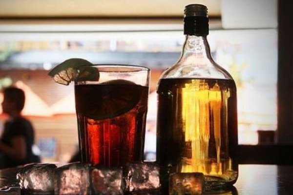 No hay tregua en la guerra del pisco: productores chilenos piden cooperación pero aseguran que se defenderán