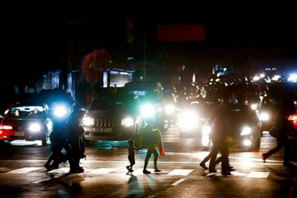Gobierno de Maduro pide calma y niega muertes en hospitales tras cuatro días del apagón