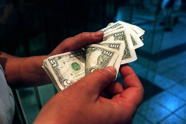Dólar cae en Chile, pero se mantiene por sobre barrera de $ 670