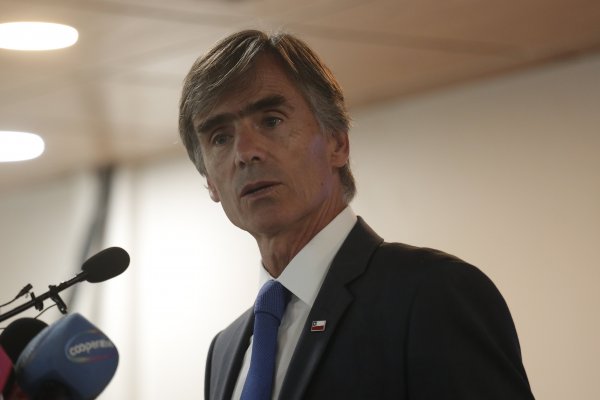 Valente lamentó cierre de fábrica de Guante pero "la obligación de las empresas es adaptarse a los cambios"