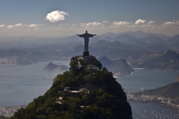 Inflación de Brasil supera previsiones en febrero pero sigue bajo la meta oficial