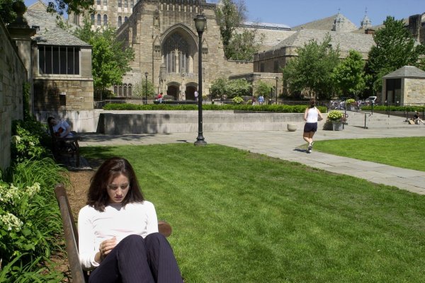 <p>Presentan acusaciones por masivo fraude para comprar ingreso de alumnos a universidades de élite</p>