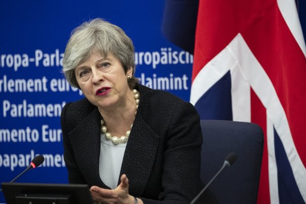 Nueva derrota para May: Parlamento rechaza acuerdo renegociado sobre el Brexit