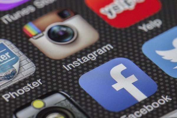 Facebook podría reembolsar a anunciantes tras falla mundial de su servicio