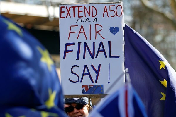 Parlamento pide aplazar el Brexit, pero queda sujeto a condiciones de May y de la UE