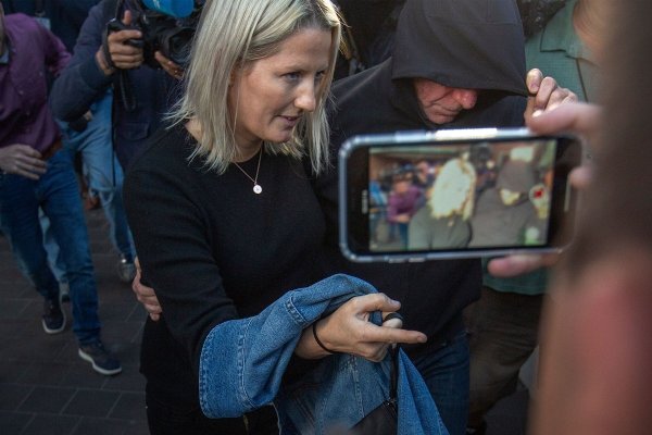 Hasta 20 años de cárcel podrían enfrentar implicados en estafa universitaria de EEUU y existe un antecedente
