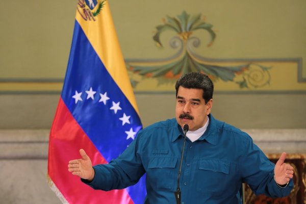 Maduro le pide la renuncia a todos sus ministros para "blindar" a Venezuela