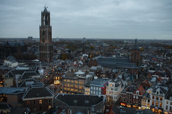 Policía holandesa investiga tiroteo en centro de Utrecht como posible atentado terrorista