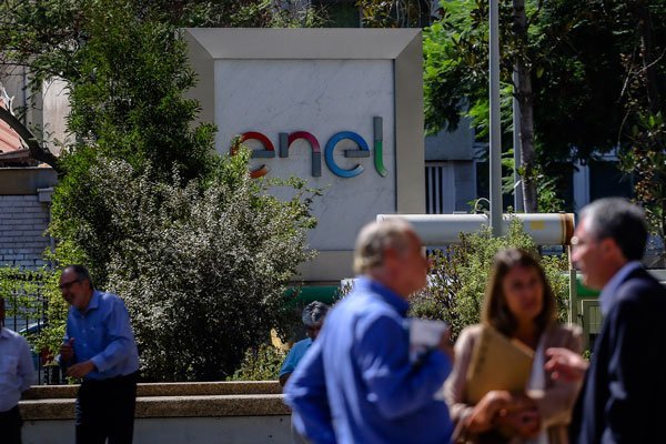 Los holding regionales en que grupo Enel tiene el menor control