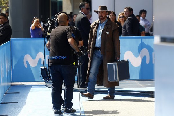 Chuck Norris aterriza en Chile para protagonizar spot publicitario