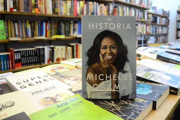 La autobiografía de Michelle Obama va en camino a convertirse en la más exitosa de la historia