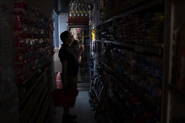 Venezuela sigue a oscuras y régimen de Maduro prolonga suspensión de actividades
