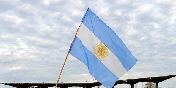 Peso argentino se sigue desangrando y llega a nuevo mínimo histórico
