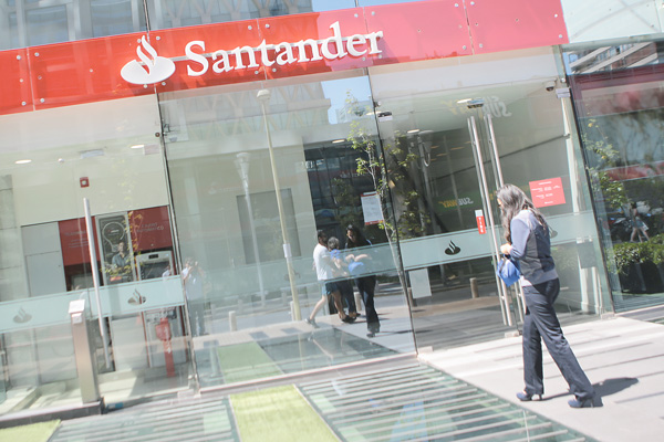 <p>Medios de pago: Santander entra en recta final de su salida de Transbank</p>