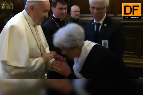 Ahora en DF: Así quitó la mano el papa Francisco para que feligreses no besaran su anillo