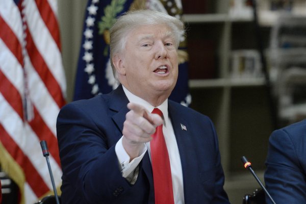 Trump pide a la OPEP producir más porque precios están muy altos