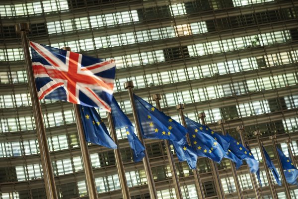 Parlamento británico rechaza plan del Brexit de May y deja al país en más incertidumbre