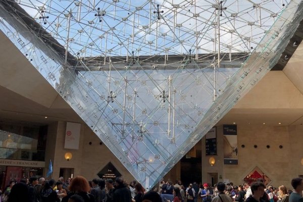 La pirámide del Louvre cumple 30 años y París celebra su controvertida historia