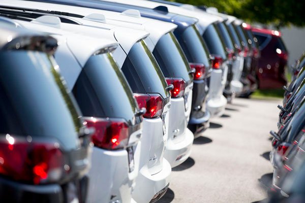 Grandes automotrices de EEUU reconocen caída en ventas de vehículos nuevos