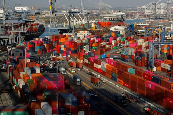 El comercio global se desacelera y la OMC advierte por “fuertes vientos en contra”