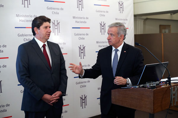 <p>Hacienda ratifica baja de PIB estimado para el año y que se estudia alza a impuestos a alcoholes</p>