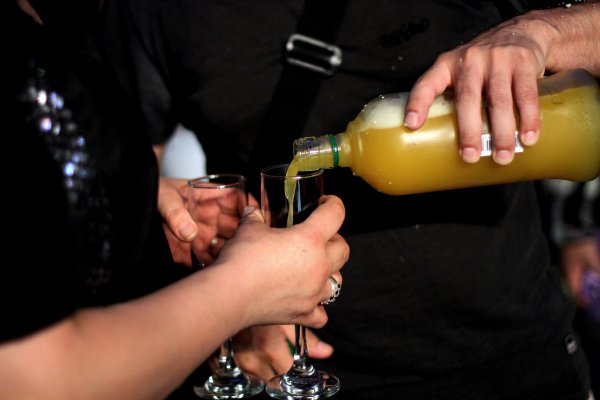 Ley anti "fono copete": diputada busca eliminar delivery de alcohol para evitar consumo de menores de edad