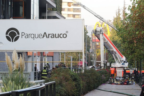 Parque Arauco abre parcialmente tras incendio de la madrugada