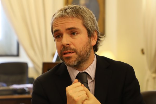 Blumel: salida de superintendente de salud "no va a resolver" problema de las Isapres